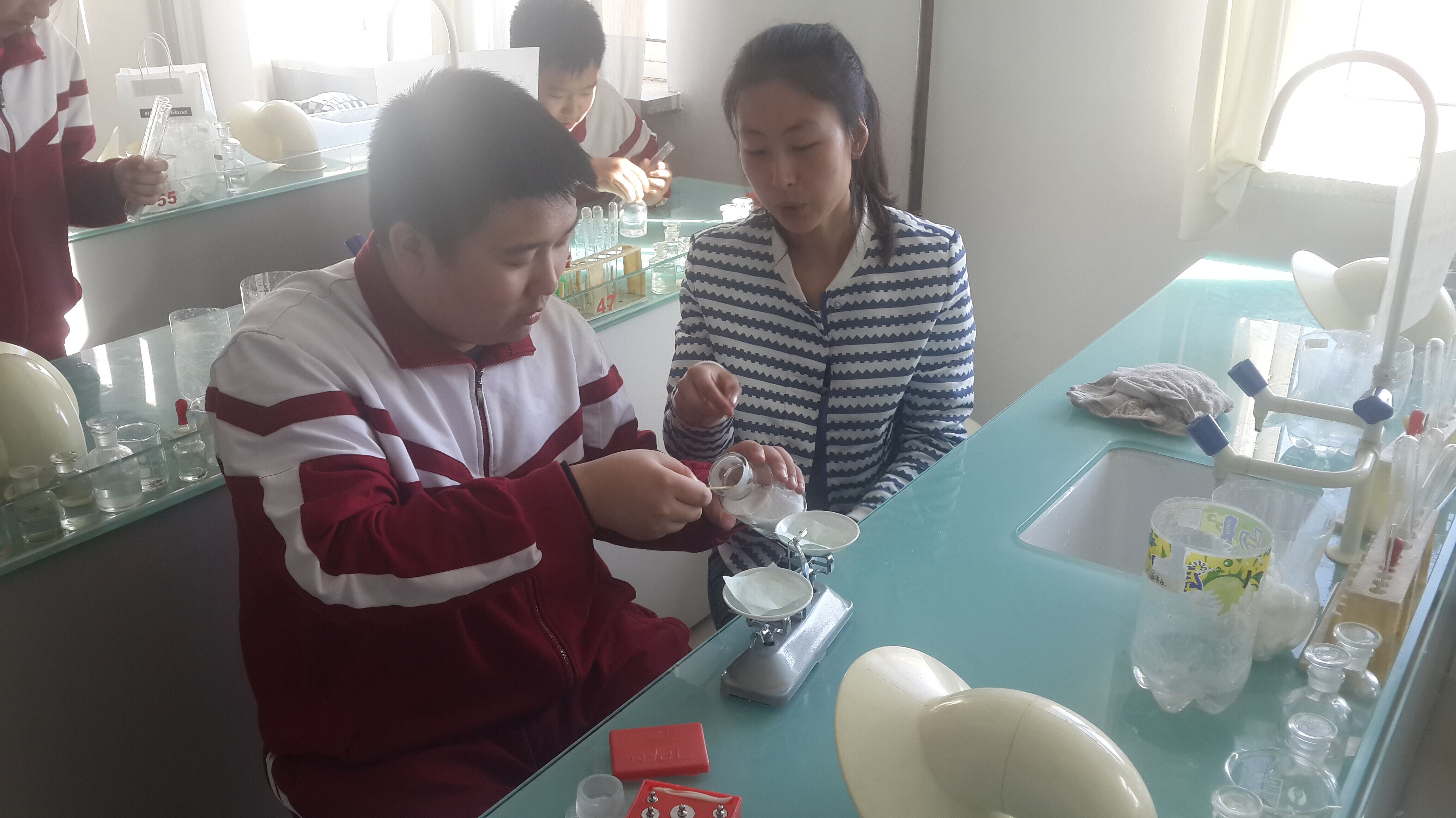 我院本科生在指导学生实验